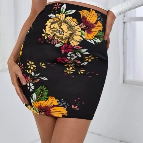 Maternity Floral Print Adjustable Waist Bodycon Skirt - Picture 5 of 7